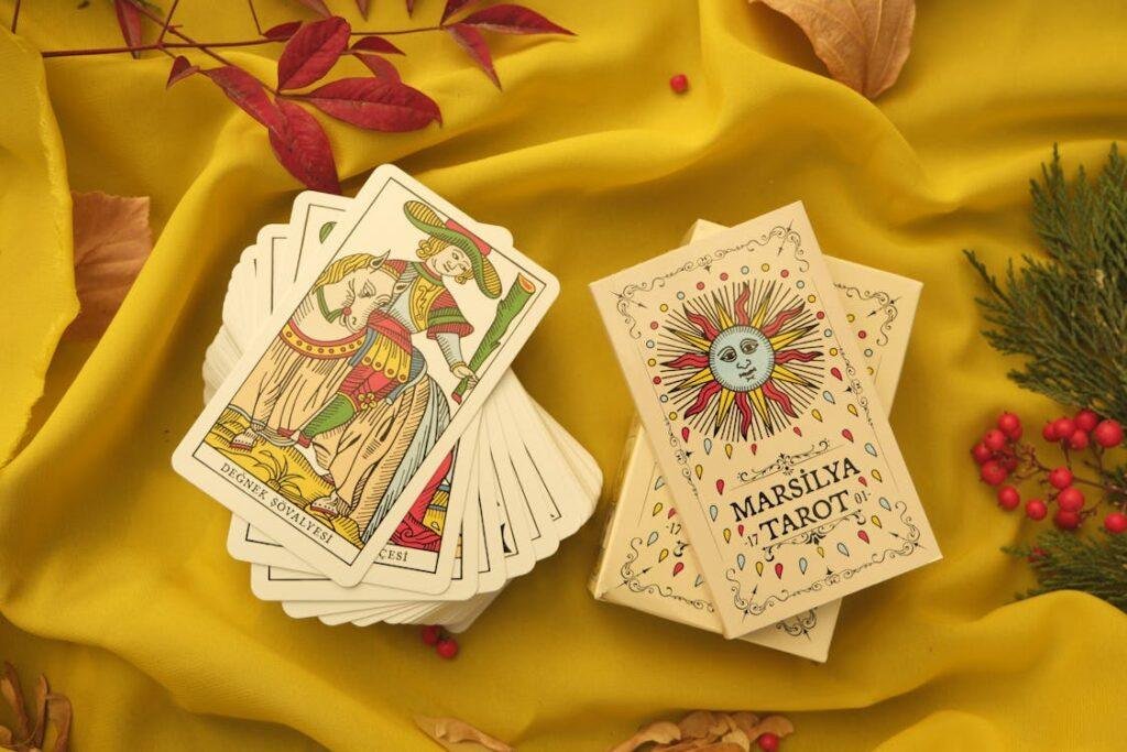 Tarot de marseille – Oracle vs Tarot : Choisissez le Meilleur Outil Divinatoire